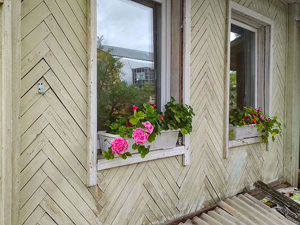 Как вставить пластиковые окна в садовый домик