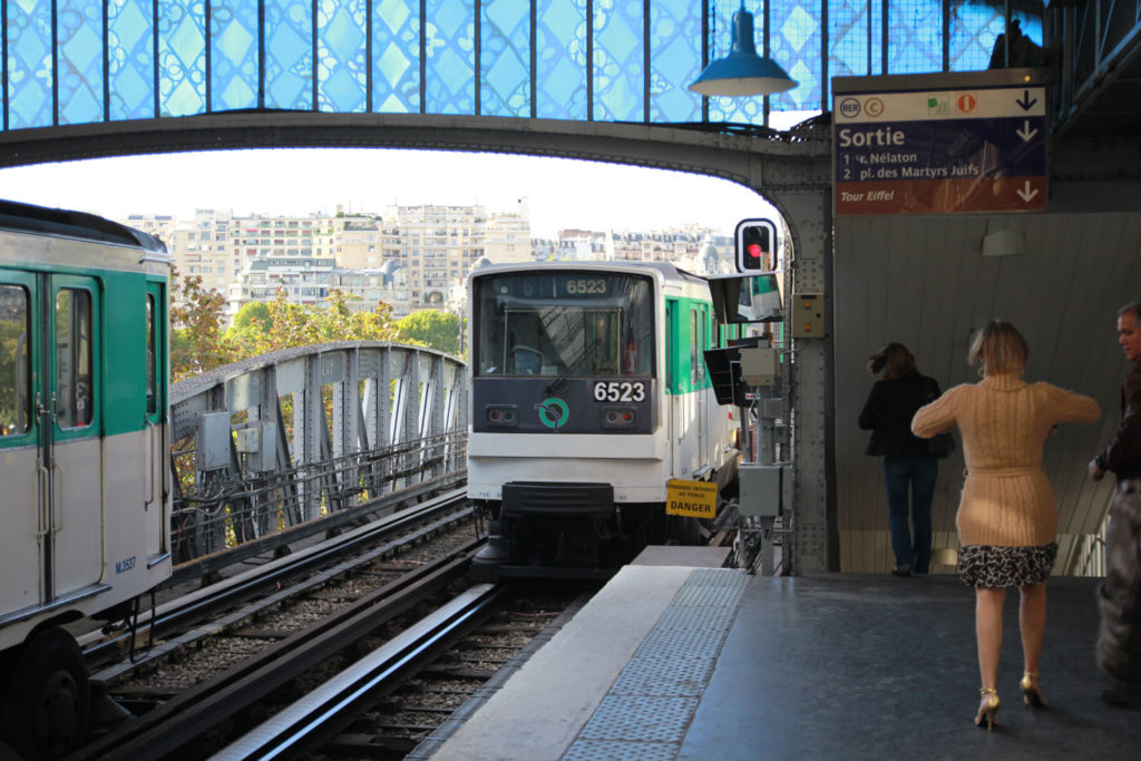 Paris-metro-bir-hakeim-1