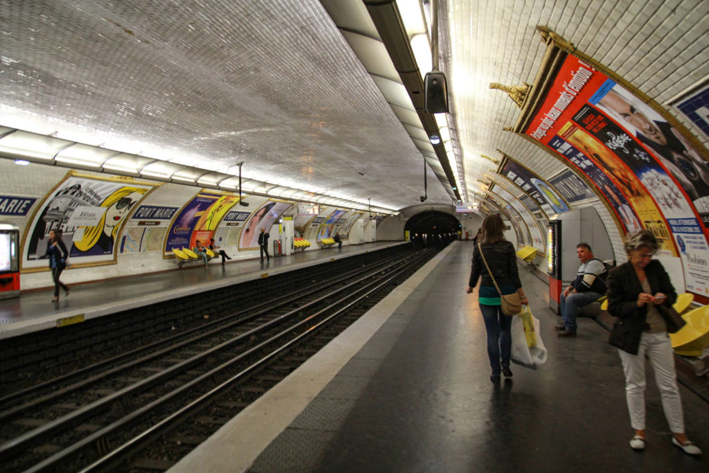 Paris-metro-pont-marie